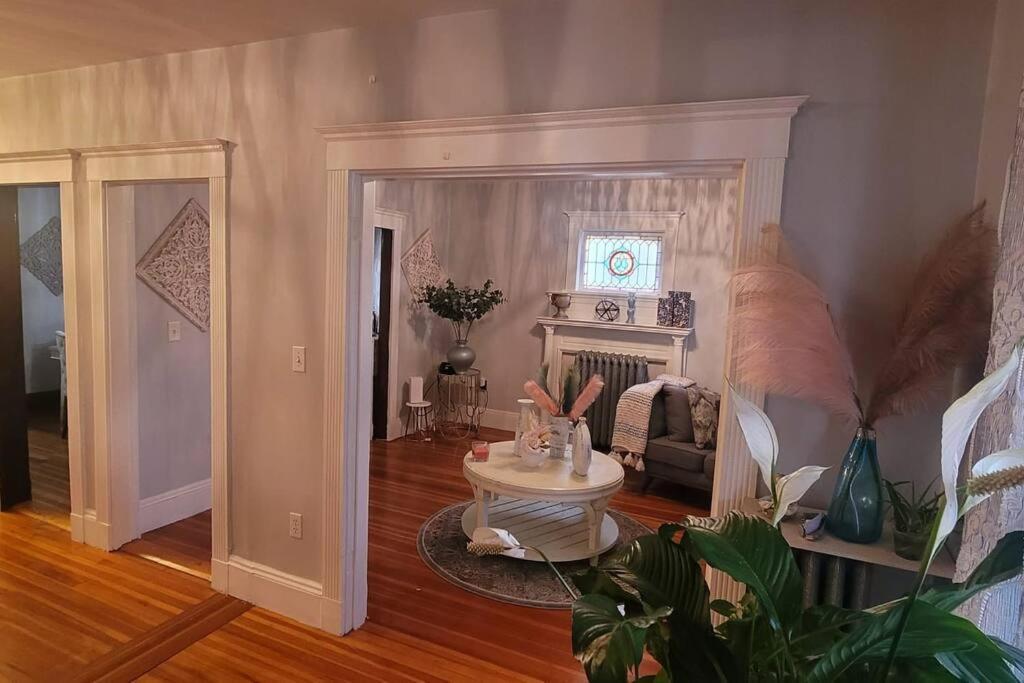 Modern Haven ,Your Stylish Retreat Boston Kültér fotó