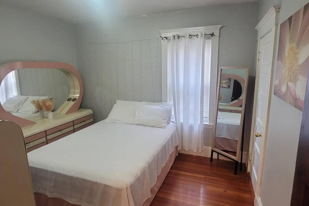 Modern Haven ,Your Stylish Retreat Boston Kültér fotó
